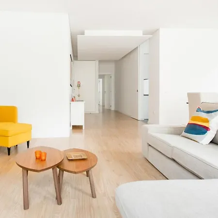 Spacious Modern Flat In The Estrela District With Parking 아파트 리스본