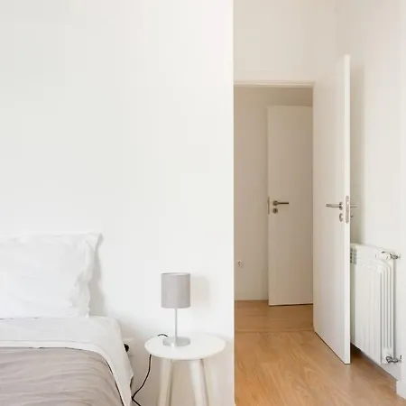 Spacious Modern Flat In The Estrela District With Parking Lisbon